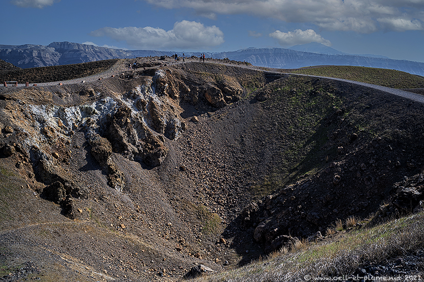 This image has an empty alt attribute; its file name is 10-SantoriniCaldera.jpg