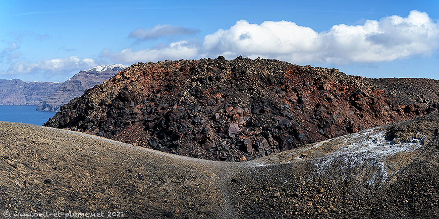 This image has an empty alt attribute; its file name is 11-SantoriniCaldera.jpg