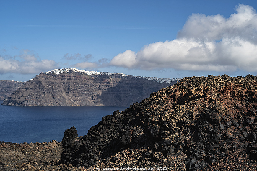 This image has an empty alt attribute; its file name is 12-SantoriniCaldera.jpg