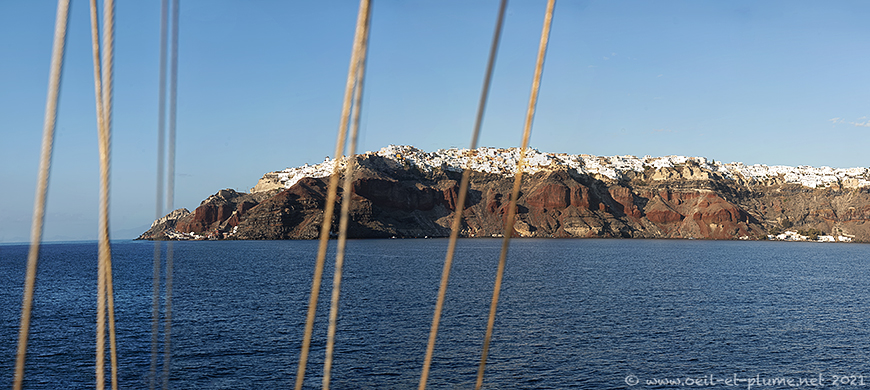 This image has an empty alt attribute; its file name is 14-SantoriniCaldera.jpg