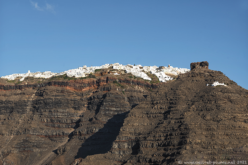 This image has an empty alt attribute; its file name is 15-SantoriniCaldera.jpg