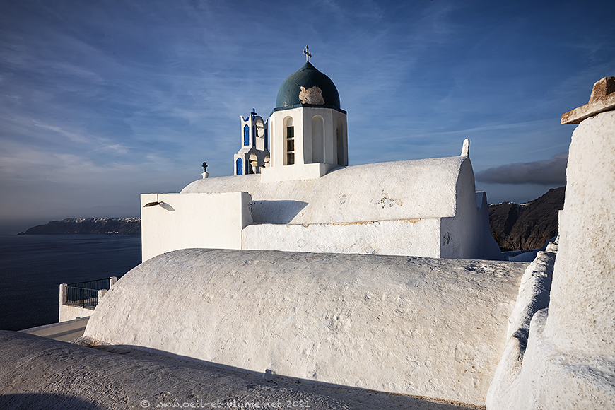 This image has an empty alt attribute; its file name is 16-SantoriniCaldera.jpg