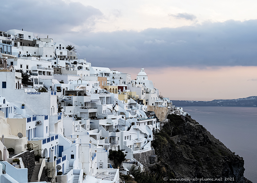 This image has an empty alt attribute; its file name is 18-SantoriniCaldera.jpg