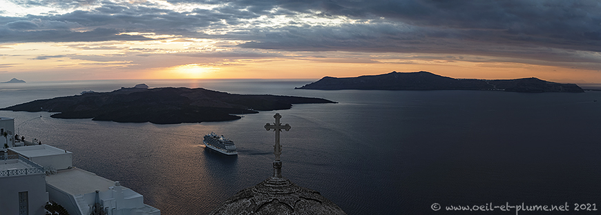 This image has an empty alt attribute; its file name is 19-SantoriniCaldera.jpg