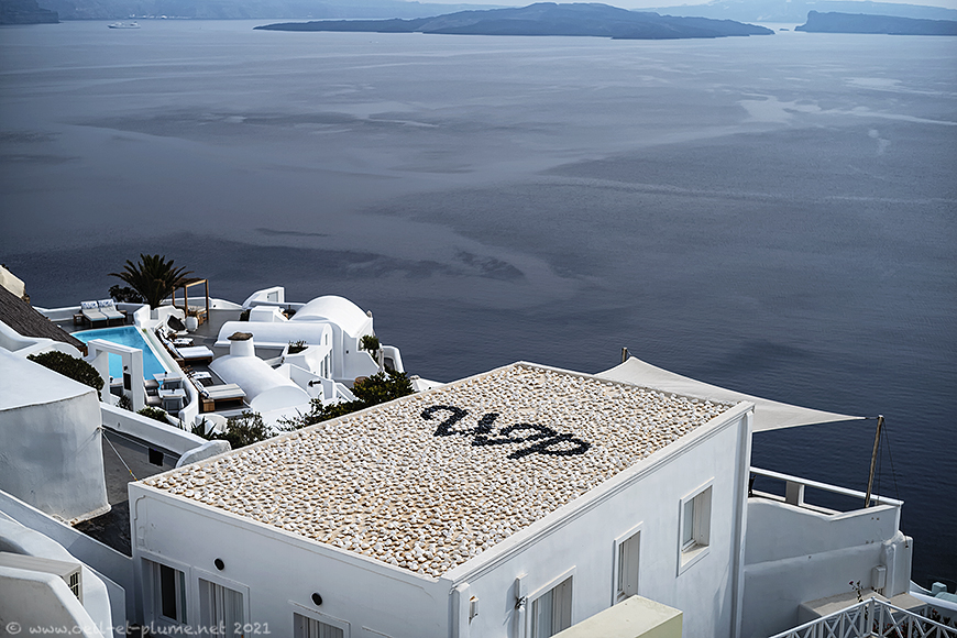 This image has an empty alt attribute; its file name is 25-SantoriniCaldera.jpg