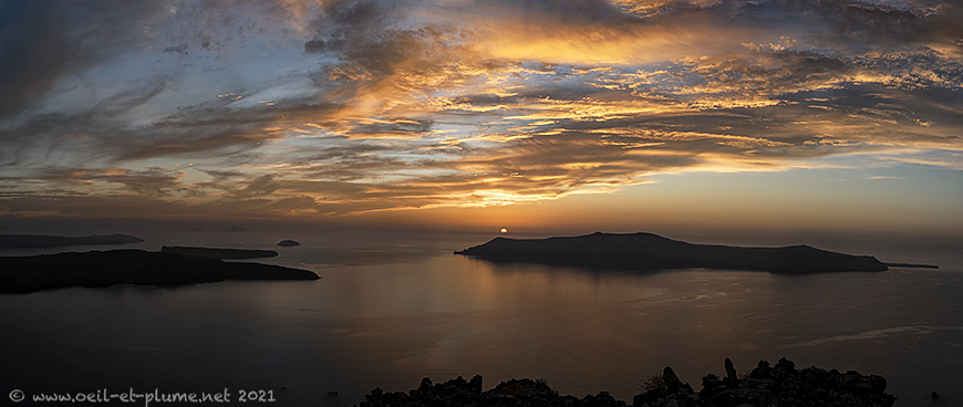 This image has an empty alt attribute; its file name is 27-SantoriniCaldera.jpg