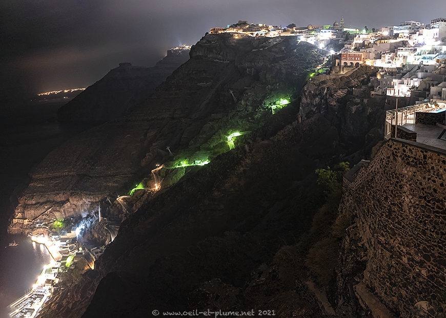 This image has an empty alt attribute; its file name is 28-SantoriniCaldera.jpg