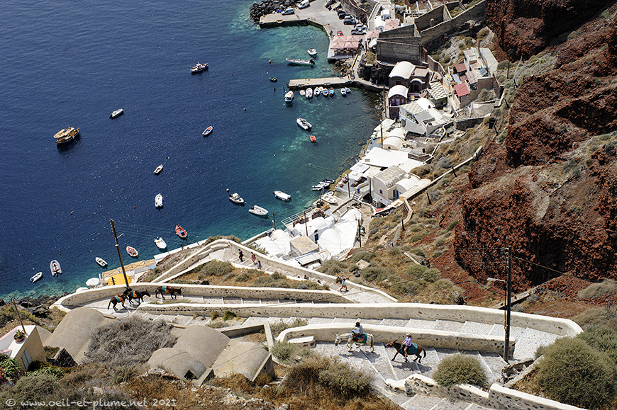 This image has an empty alt attribute; its file name is 29-SantoriniCaldera.jpg