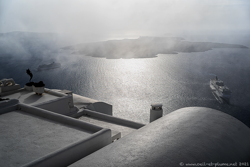 This image has an empty alt attribute; its file name is 30-SantoriniCaldera-1.jpg
