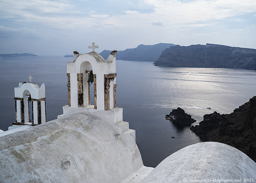 This image has an empty alt attribute; its file name is 31-SantoriniCaldera.jpg