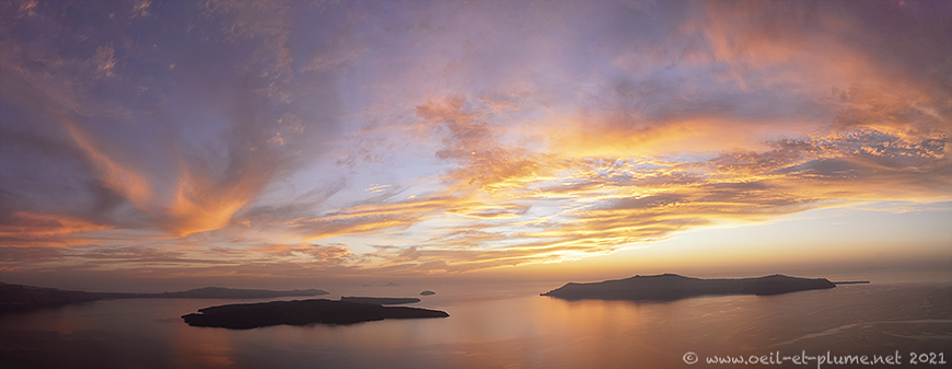 This image has an empty alt attribute; its file name is 33-SantoriniCaldera.jpg