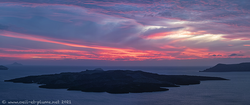 This image has an empty alt attribute; its file name is 35-SantoriniCaldera.jpg